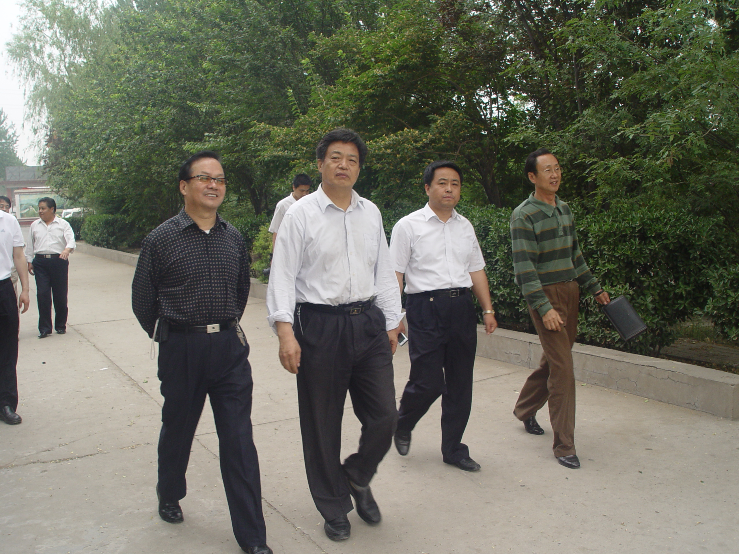 省教育厅韩厅长（左二）视察校园