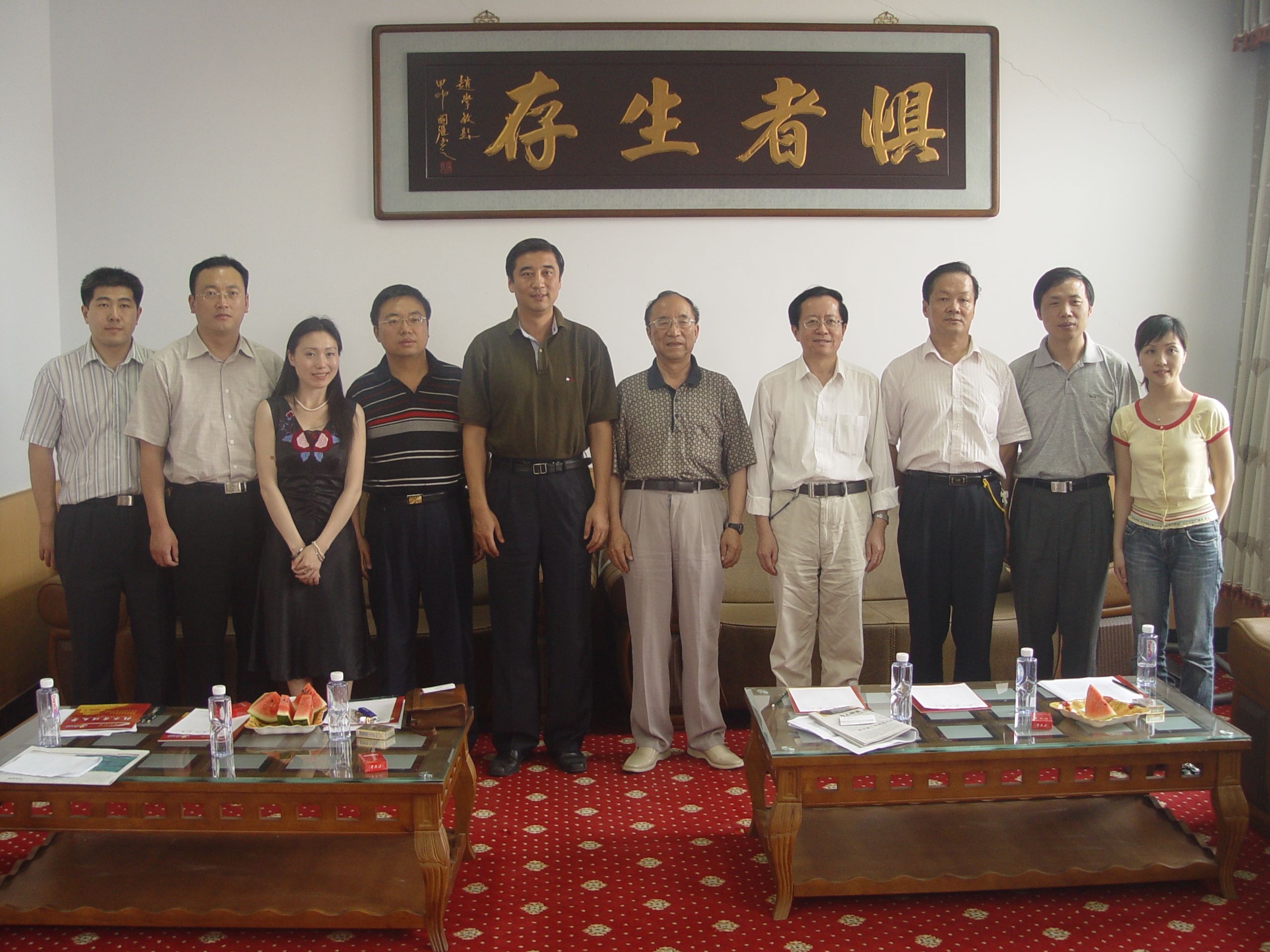《中国教育报》社长刘堂江（右四），《高中生》杂志主编彭中华（左四）来校洽谈合作事宜