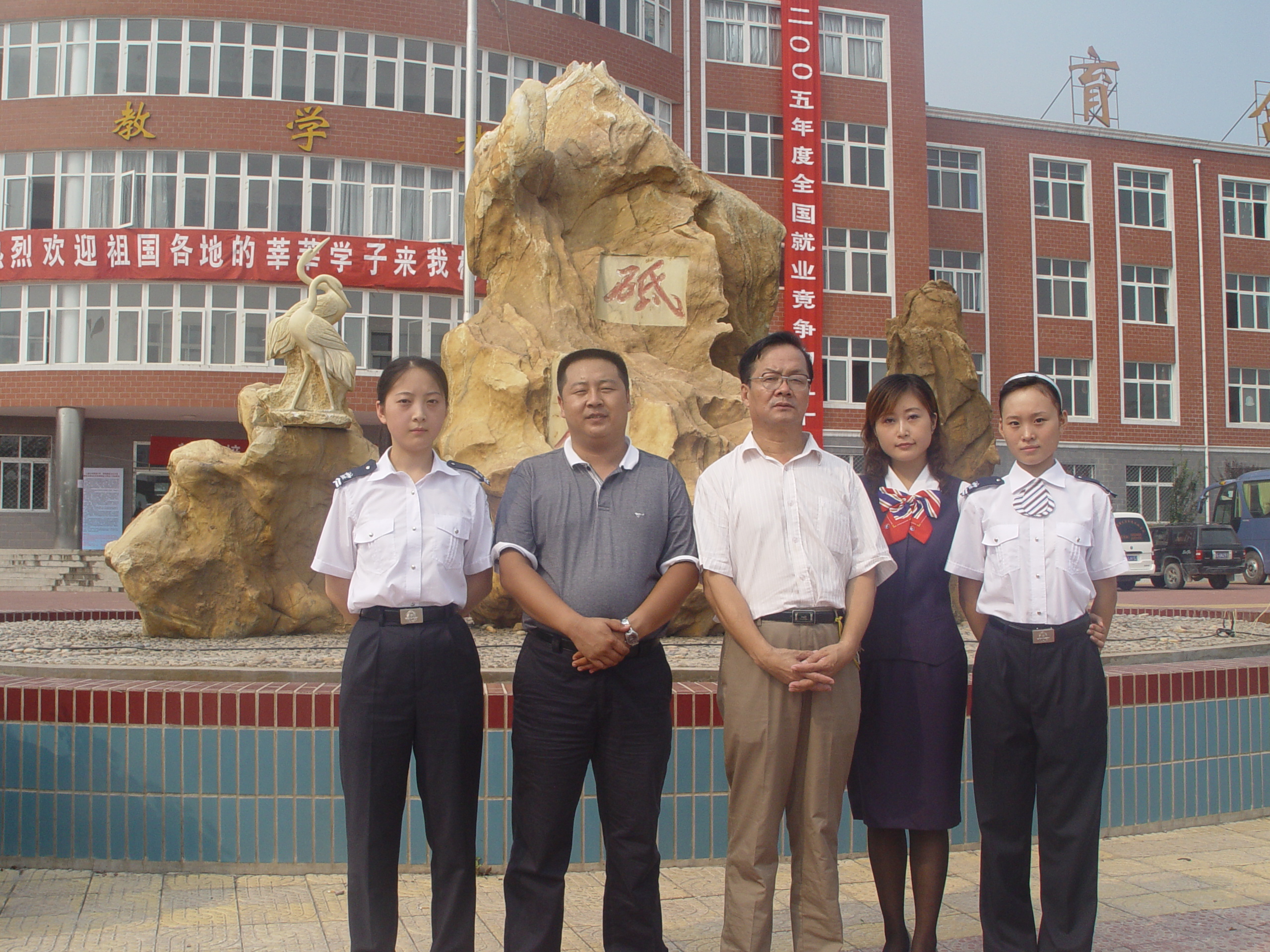 就业后回校合影